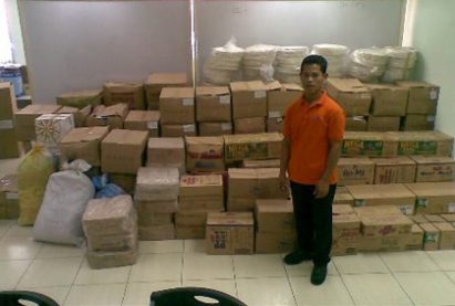 Ariela provides relief goods for Typhoon Yolanda ( Typhoon Haiyan ) victims in Leyte, Philippines